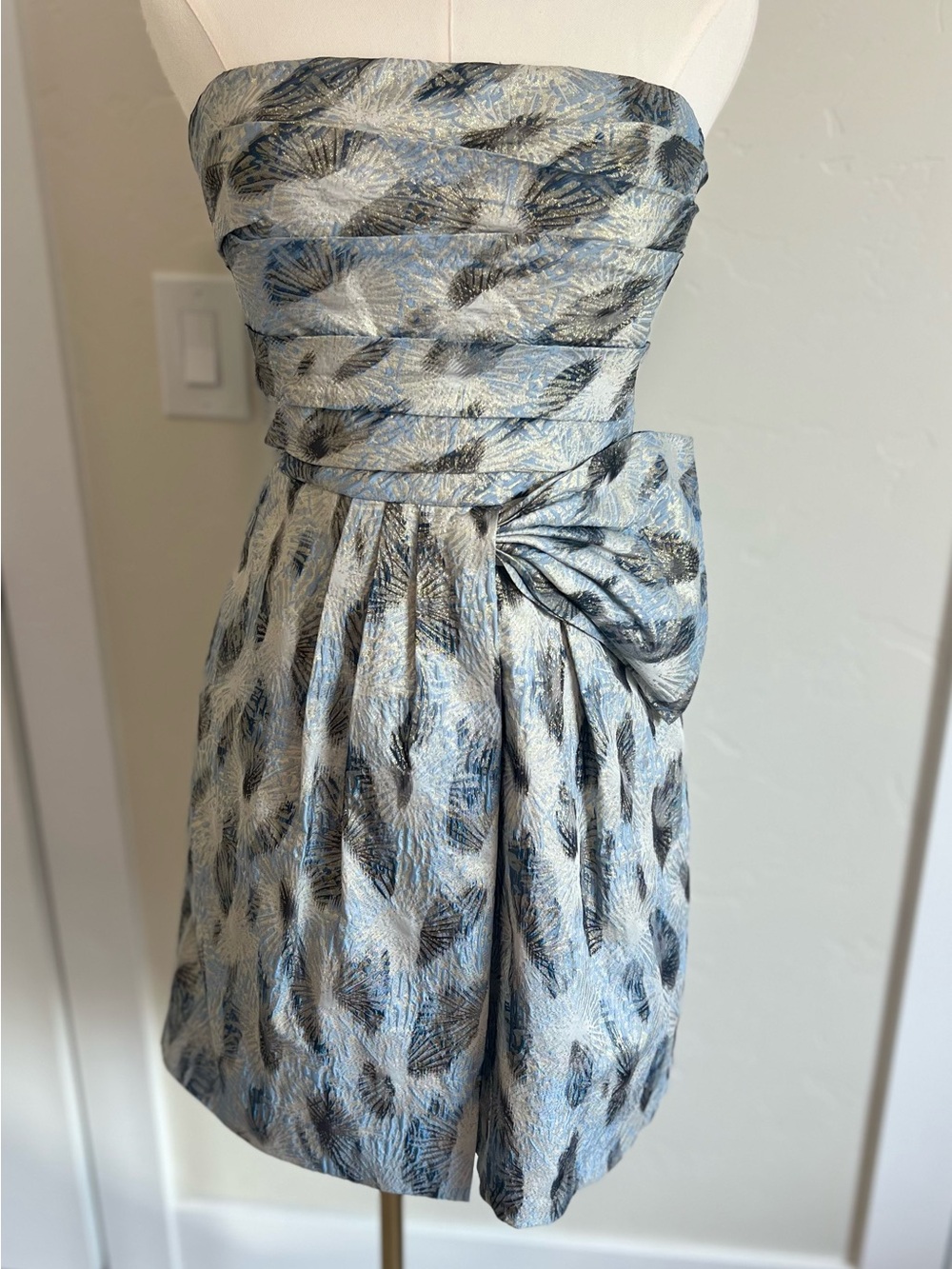 BCBGMaxAzria Strapless Blue and Silver Metallic Jacquard Cocktail Dress🌷